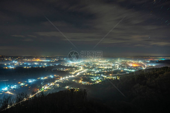 夜乌克兰城市在雾中的全景图片