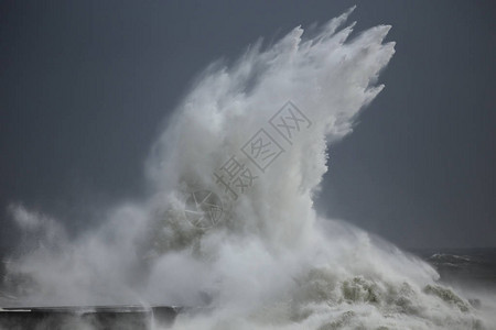 暴风雨的海浪从葡萄牙北部飞溅在海洋码头上图片