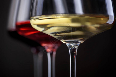 三杯在黑背景的红色玫瑰色和白葡萄酒卡菜单设计葡萄酒杯特写镜头与豪华图片