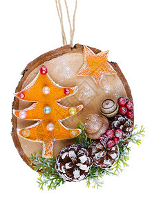 由干红橙皮锥壳浆果和木切片制成的具有生锈风格的圣诞自制装饰玩具图片