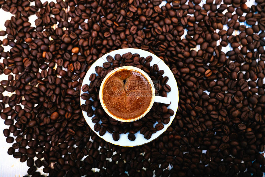 上观照片烤棕咖啡豆和热咖啡生锈桌图片