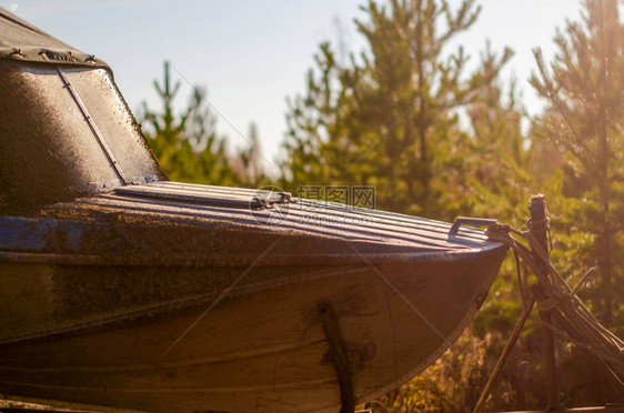 一只老铁船的弓在清晨站在一辆拖车上泰加在太阳图片