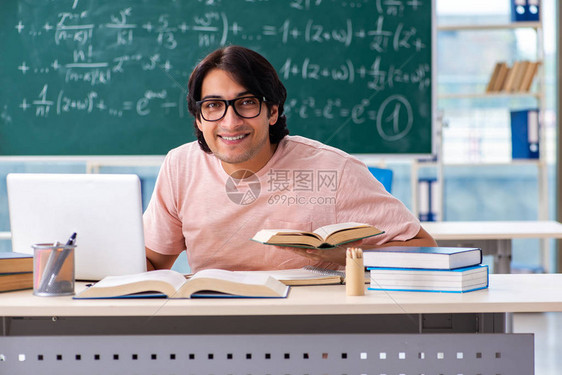教室里的年轻男学生在课堂上图片