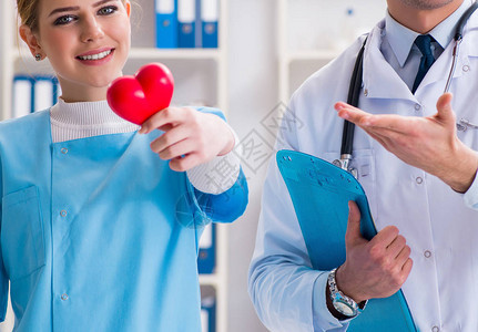 心脏病科医生和他的护士助理在图片