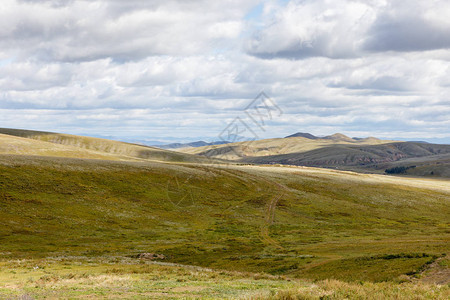 蒙古风景蒙古山上的绿色牧场图片