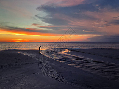 日落小孩在泰国普吉卡隆海滩图片