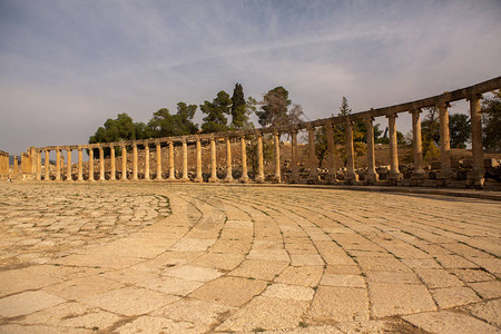 约旦杰拉什市的罗马遗址现代城市外的Gerasa有围墙的希腊罗马定居点的废墟杰拉背景图片
