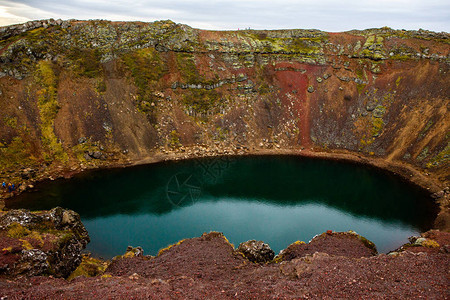 Kerid火山口湖在冰岛冰岛蓝色火山口湖Kerid火山口顶部的红图片