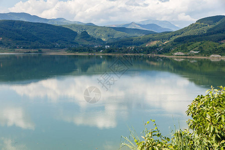 越南莱洲省南奈河流与山峰和云天图片