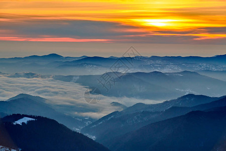 冬季日落时分Ceahlu山公园风景观图片