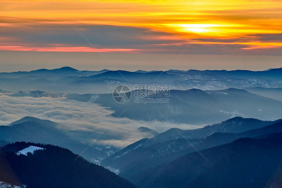 冬季日落时分Ceahlu山公园风景观图片