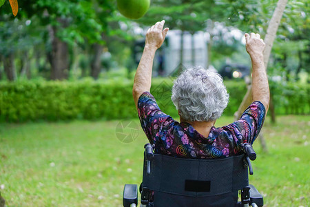 亚洲老年或老年妇女在公园轮椅上锻炼图片
