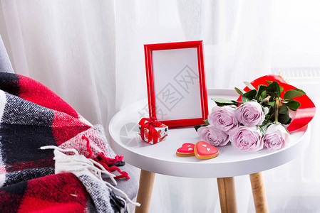 白桌上自制情人节日心饼干粉红玫瑰和红框图片