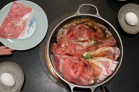 在日本北海道的热锅中日本菜牛肉片图片