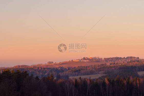 乡村景观与村庄的日落图片