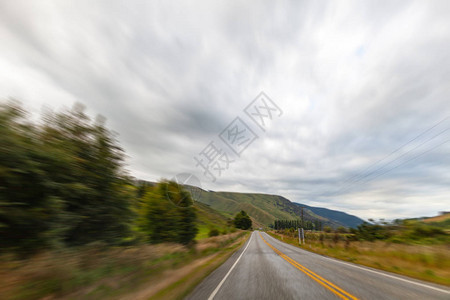 通过景观的道路公路和汽车旅行风景和日落公路旅行概念图片