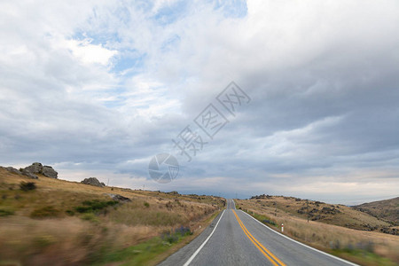 通过景观的道路公路和汽车旅行风景和日落公路旅行概念图片