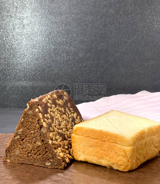 餐桌上有小麦和黑麦面包全谷物的面粉产品桌子图片