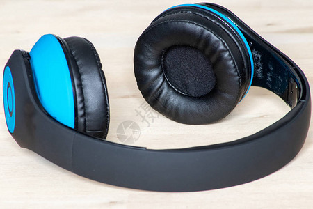 时尚的蓝色头戴式无绳耳机让您轻松聆听音乐图片