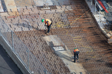 有工人和现场主管的大型建筑工地建立了现代建筑图片