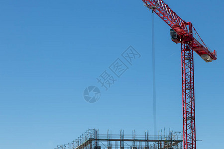 重型起重机在建筑工地上运输建筑材料背景图片