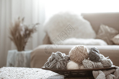 在客厅的桌子上还带着编织线条活着呢嗜好和图片