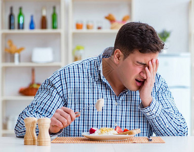 男人吃不好吃的食物在家中午图片