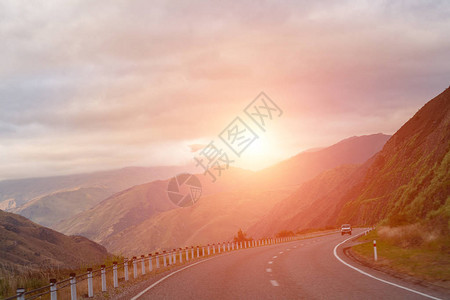 通过景观的道路公路和汽车旅行风景和日落公路旅行概念图片