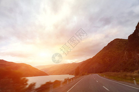 通过景观的道路公路和汽车旅行风景和日落公路旅行概念图片