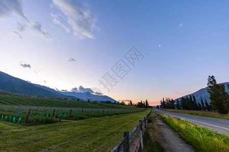 通过景观的道路公路和汽车旅行风景和日落公路旅行概念图片