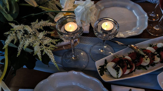 情人节假日餐桌装饰蜡烛鲜花浪漫图片