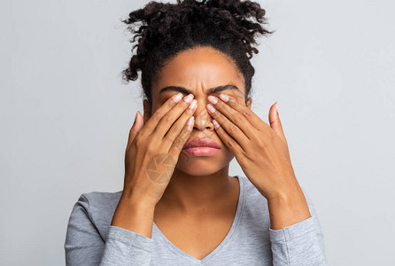 非洲女孩在眼睛上擦伤患有结膜炎图片