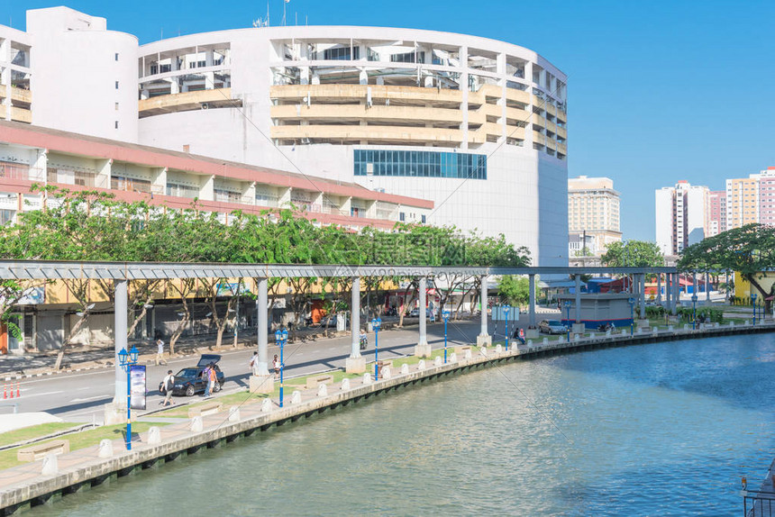 沿马来西亚马六甲市梅拉卡河沿岸行走的旅游客图片