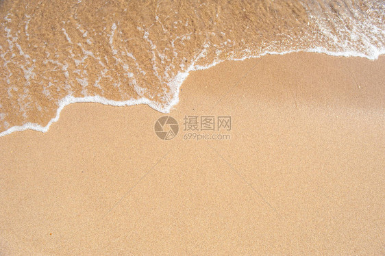 海边沙滩上的海浪背景图片