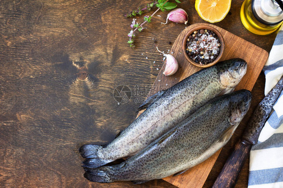 木制桌上新鲜的生鳟鱼和泡菜成分图片