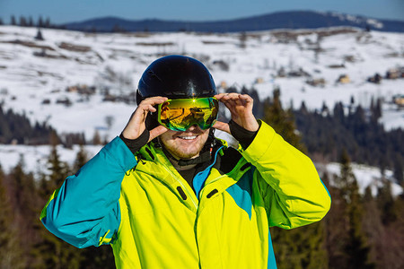 戴头盔和滑雪面具的人反射冬季活动阳图片