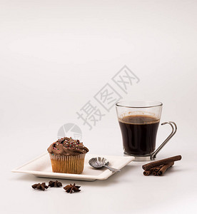 巧克力松饼加热杯咖啡肉桂棒和白背图片
