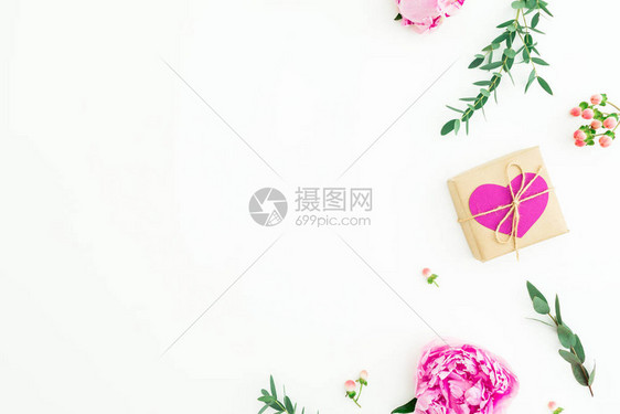 粉红色花叶树枝和白色背景的礼物框架平面图片