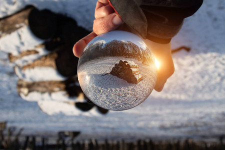 具有美丽冬季背景的玻璃球背景图片