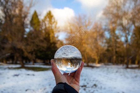 具有美丽冬季背景的玻璃球背景图片