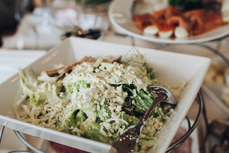 查看婚礼桌上的美味餐具沙拉和开胃菜图片