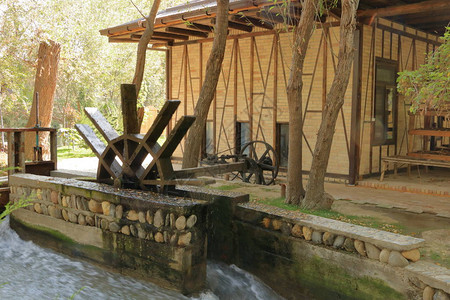 中亚地区乌兹别克斯坦撒马尔罕传统木制水轮在撒图片