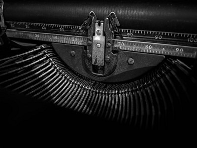深色背景黑白风格的旧老式打字机上字母和尺图片