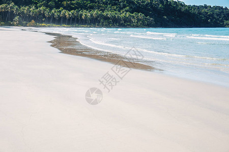 泰国金沙岛沙滩的白色夏背景