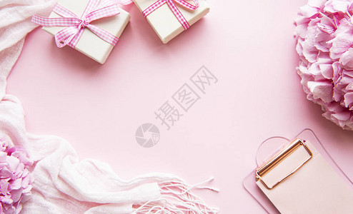 装有剪贴板的美容配饰品彩色礼品盒和粉红色背景的从属品图片