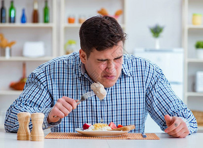男人吃不好吃的食物在家中午图片