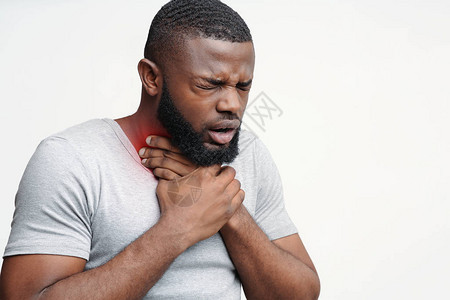 身体不健康的非洲男子摸颈部和咳嗽图片