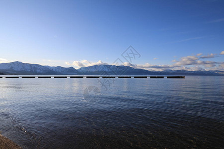 风景优美从山峦起伏的海岸俯瞰太浩湖图片