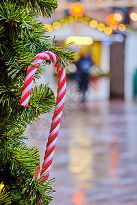 圣诞树枝上的圣诞人造棒糖在展会的幕后关闭垂图片