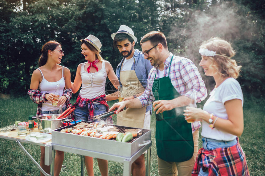 一群朋友站在烤肉炉旁一个图片